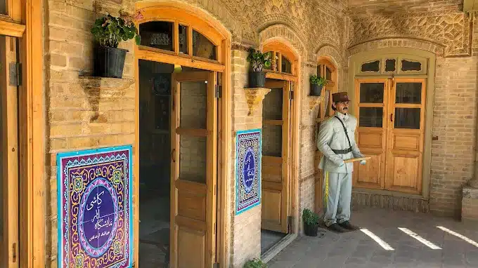 نگهبان ورودی خانه تاریخی داروغه مشهد