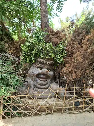 درخت سخنگوی پارک ژوراسیک مشهد