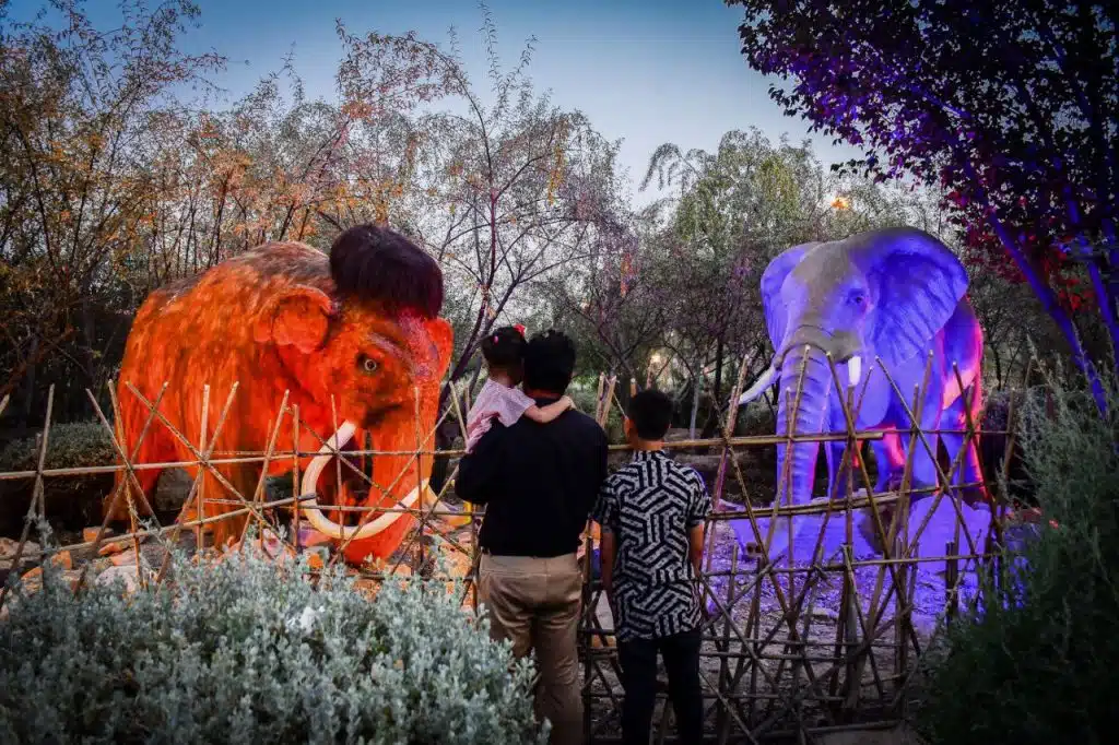 پارک ژوراسیک مشهد در شب