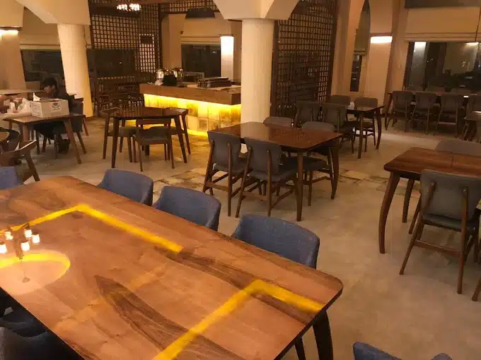 فضای داخلی رستوران دارچین کیش