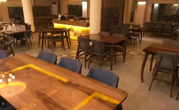 فضای داخلی رستوران دارچین کیش