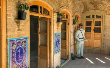 نگهبان ورودی خانه تاریخی داروغه مشهد