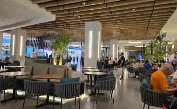 فضای کافی شاپ میکامال کیش