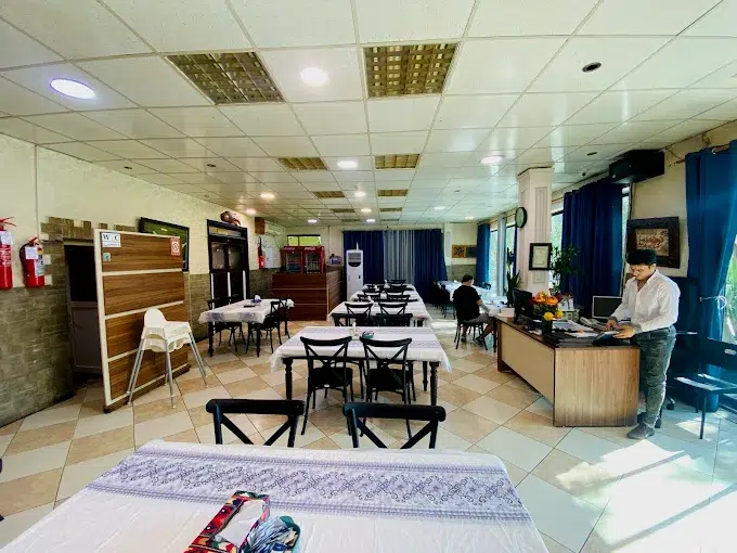 فضای داخلی رستوران عمو اکبر