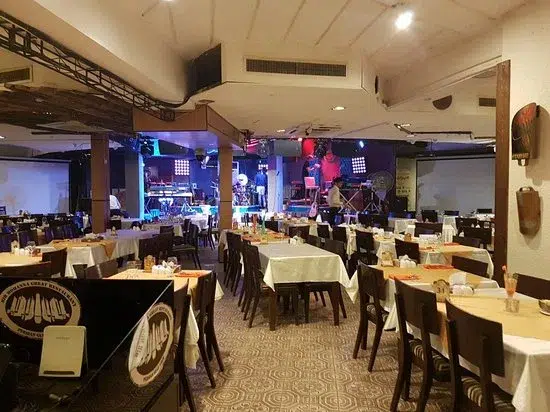 فضای داخلی رستوران میرمهنا کیش