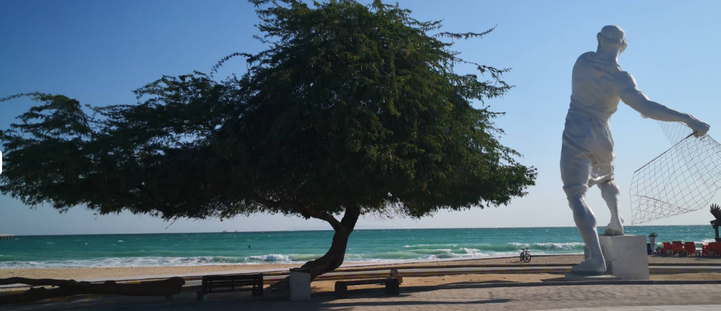 درخت و مجسمه مرد ماهیگیر